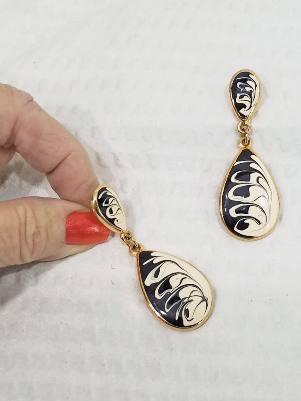 Vintage Art Deco Black Beige Enamel Gold Tone Teardrop Dangle Earrings